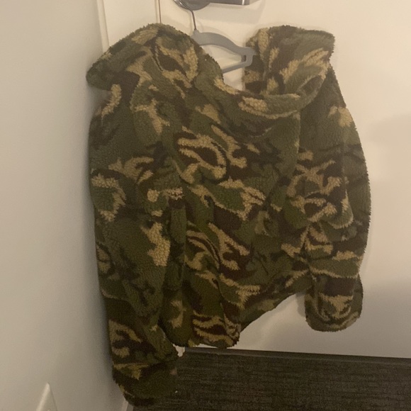 Design Lab Fuzzy Camo Jacket - Picture 2 of 3